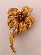 14K YELLOW GOLD AND DIAMOND FLOWER DESIGNED BROOCH