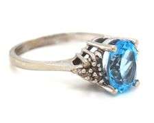 0kt White gold oval blue topaz ring