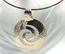 925 Sterling silver round pendant on collar necklace