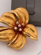 14K YELLOW GOLD AND DIAMOND FLOWER DESIGNED BROOCH