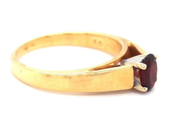 Feminine 18K YG Oval Garnet Ring