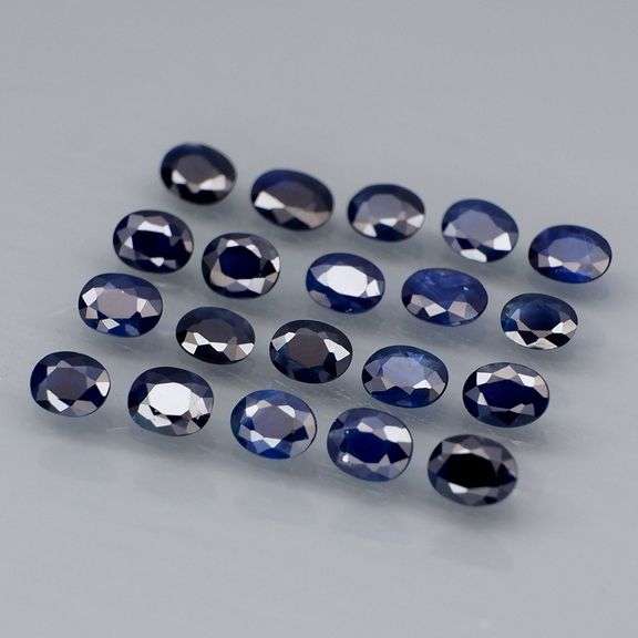 Glistening 4.28ct deep blue Sapphire set