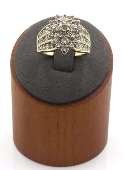 10kt Yellow gold 0.55ctw diamond cluster ring
