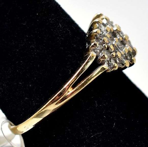 Splendid Diamond Cluster Ring in 14K Yellow Gold