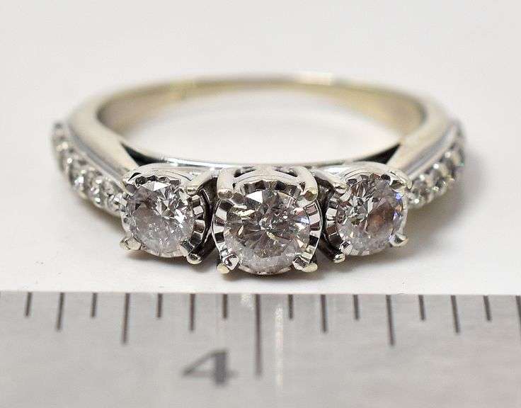 Stunning 14K White Gold Diamond Ring