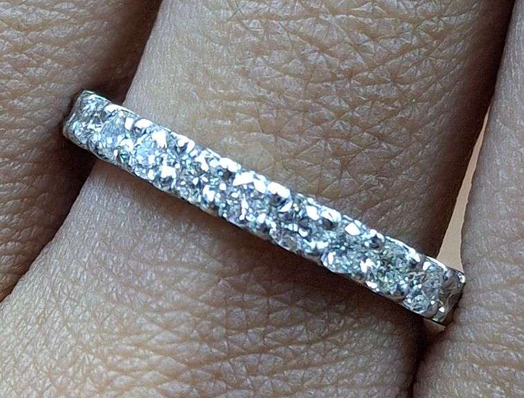 PLATINUM NATURAL DIAMOND WEDDING BAND