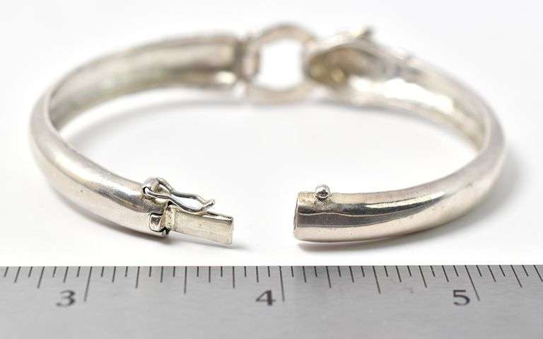 Marcasite Gemstone Jaguar Hinged Bangle Bracelet in Sterling Silver. 23.1 grams.