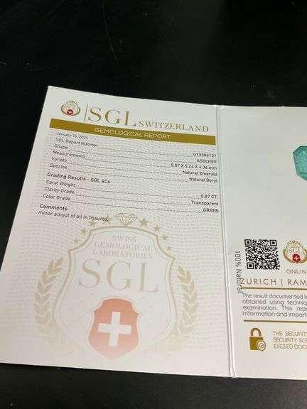 CERTIFIED 0.87 CARAT NATURAL GREEN EMERALD