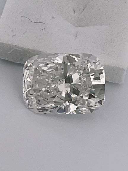 I.G.I CERTIFIED 2.82 CARAT CUSHION CUT DIAMOND