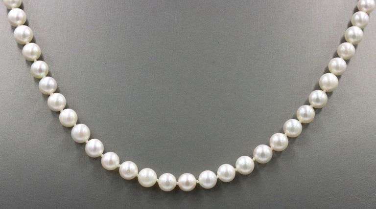 White fresh water pearl strand necklace