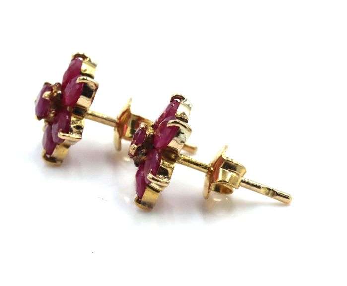 10kt Yellow gold flower ruby cluster stud earrings