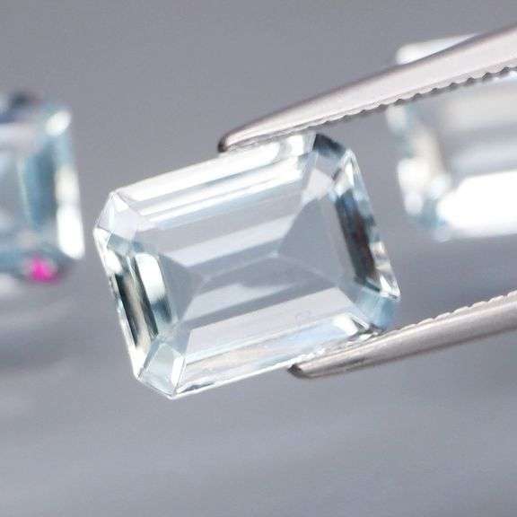 Gorgeous 5.50ct untreated platinum blue Aquamarine set