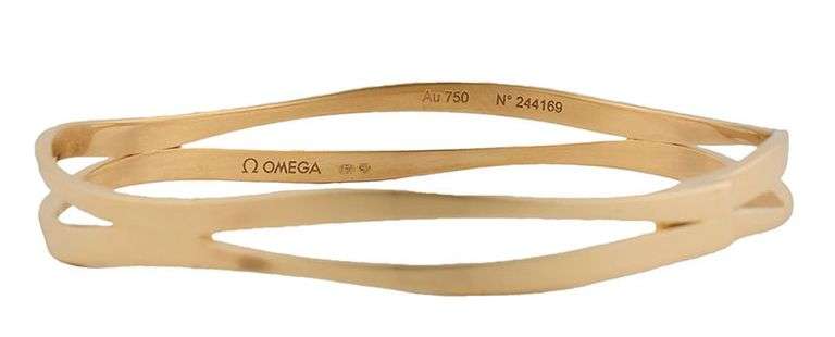 Omega Polished Interlocking Bangle Bracelet in 18K