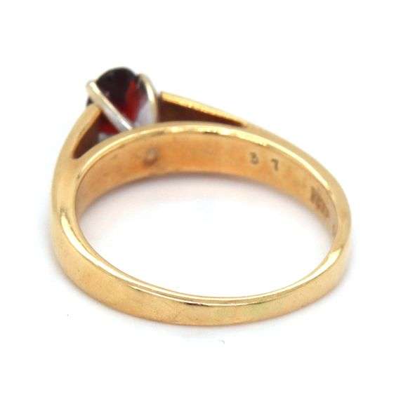 Feminine 18K YG Oval Garnet Ring