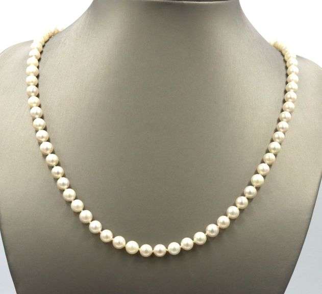 White fresh water pearl strand necklace