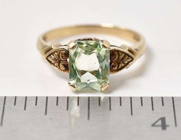 Admirable 10K Yellow Gold Green Gemstone Ring