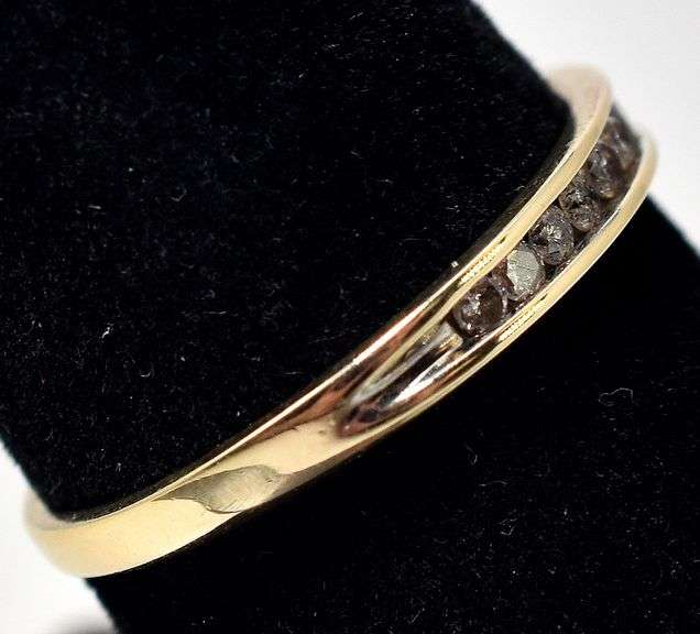 Pretty 10K Yellow Gold Diamond Band Ring