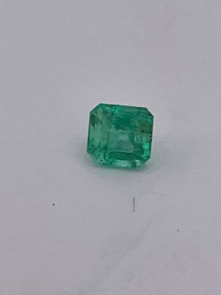 CERTIFIED 0.87 CARAT NATURAL GREEN EMERALD