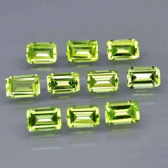 Brilliant 6.31ct 10pc set of matched baguette cut Peridot
