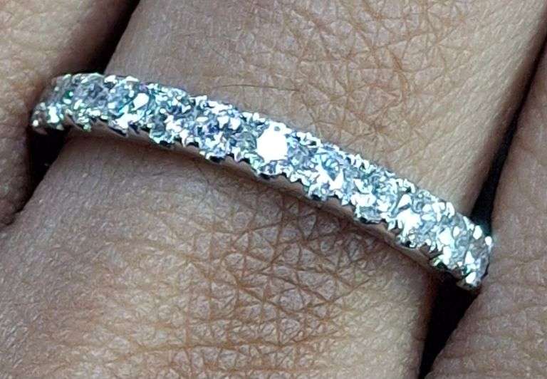 18K WHITE GOLD NATURAL DIAMOND WEDDING BAND