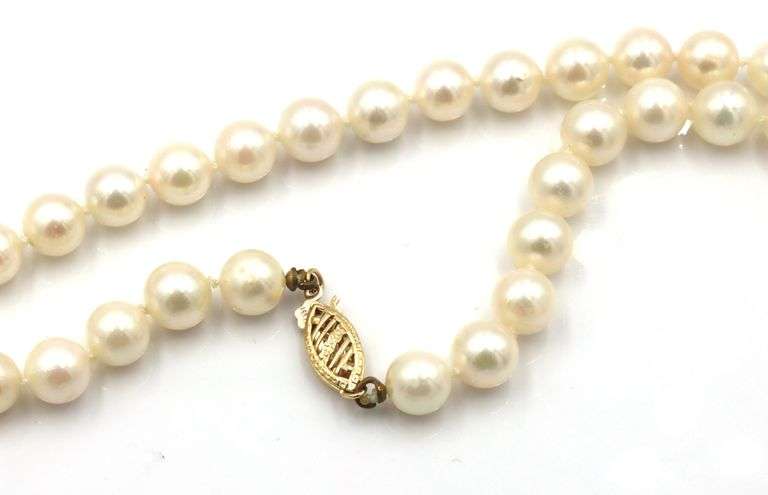White fresh water pearl strand necklace