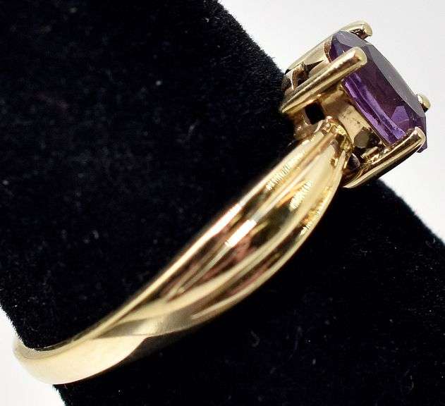 Beautiful 10K Yellow Gold Amethyst Gemstone Ring