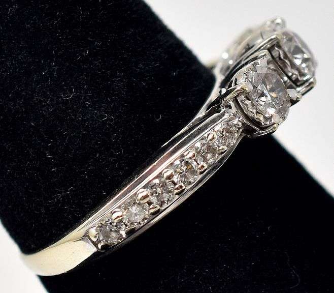Stunning 14K White Gold Diamond Ring