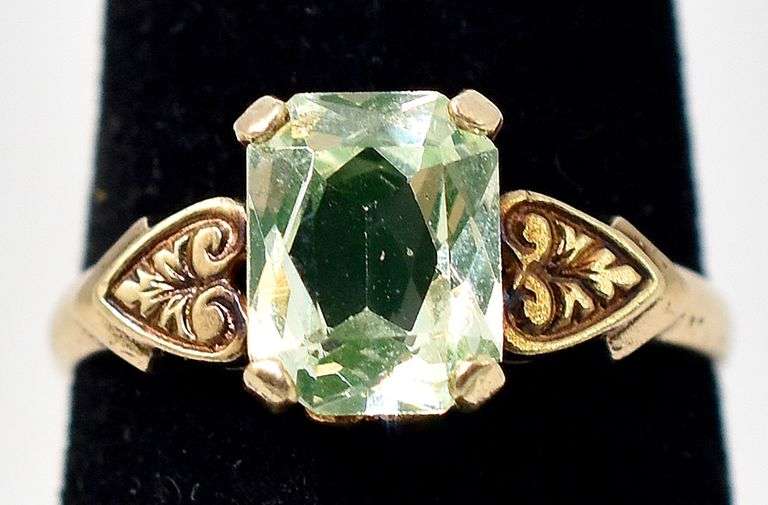 Admirable 10K Yellow Gold Green Gemstone Ring