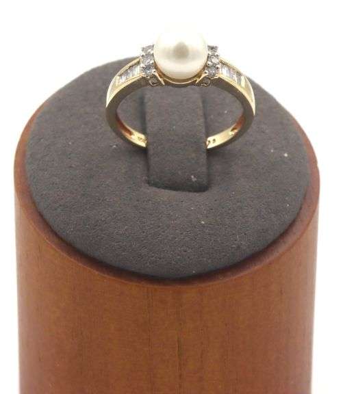 10kt Yellow gold 7mm pearl and diamond baguette ring