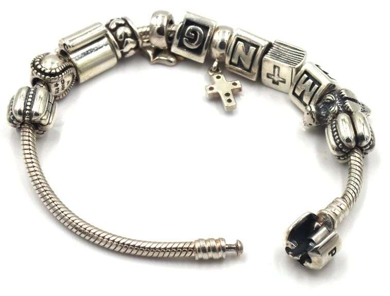 Pandora bracelet with charms in 925 sterling silver