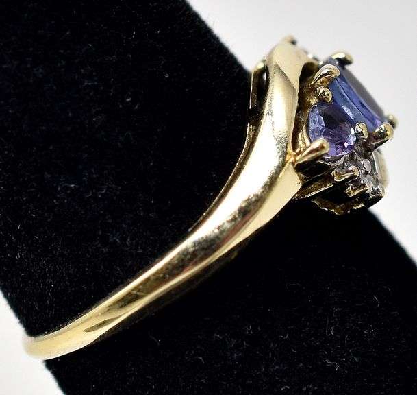 Beautiful 10K Yellow Gold Iolite Gemstone and Diamond Ring