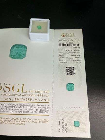 CERTIFIED 0.87 CARAT NATURAL GREEN EMERALD
