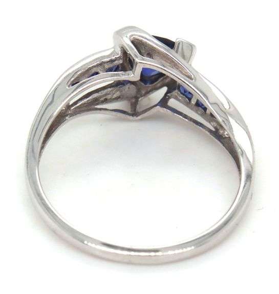 10kt White gold synthetic sapphire ring