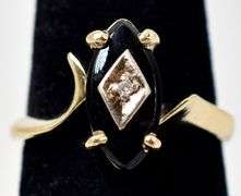 Stunning 10K Yellow Gold Black Onyx and Diamond Ring