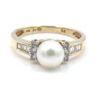10kt Yellow gold 7mm pearl and diamond baguette ring