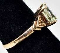 Admirable 10K Yellow Gold Green Gemstone Ring