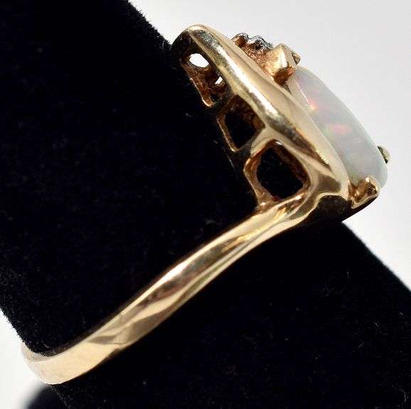 Gorgeous 10K Yellow Gold Opal gemstone and Diamond Ring