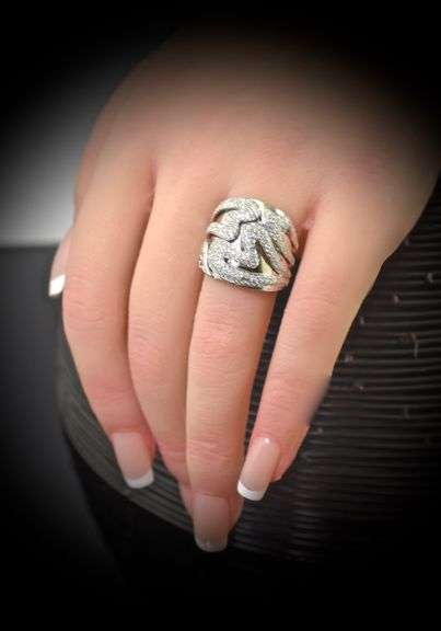 Contemporary High-End 18K White Gold Diamond Ring