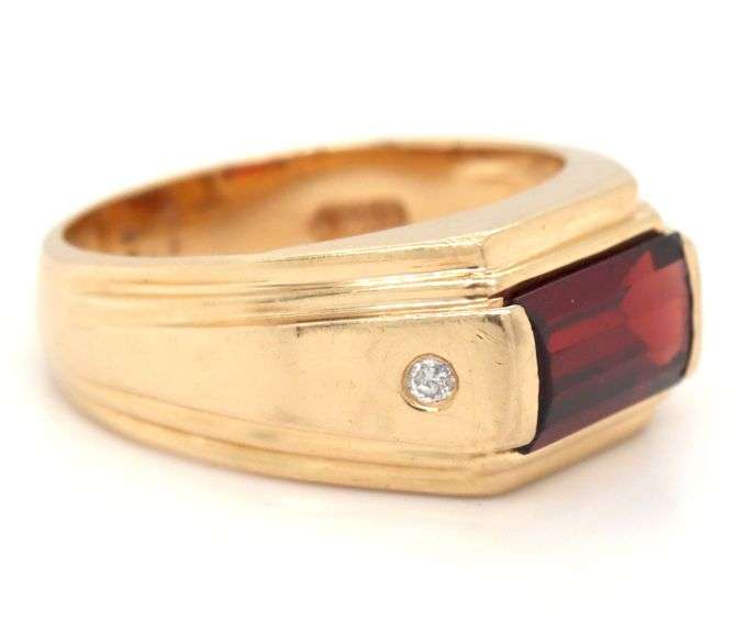 Tasteful Man's 14zk yg Ring with Rectangular Garnet