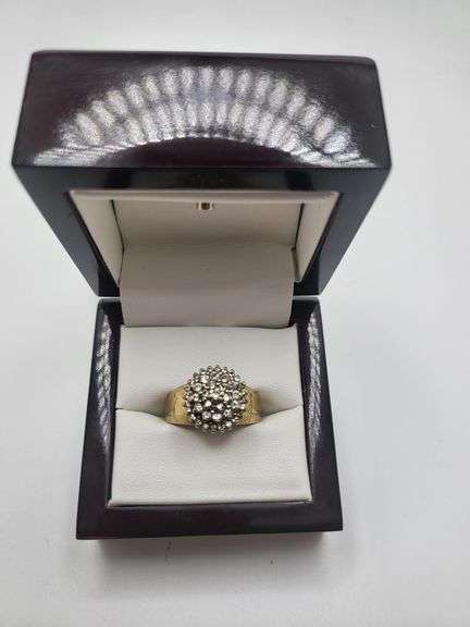 Beatiful 14K yellow gold and diamond cluster ring