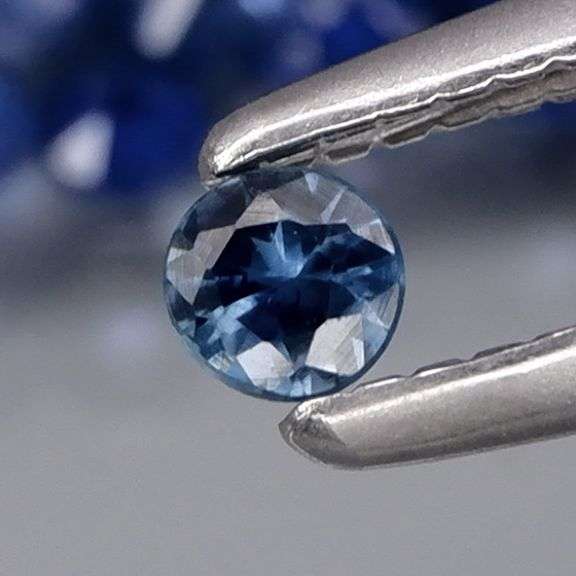 Multi-hue 3.94ct natural blue Sapphire set
