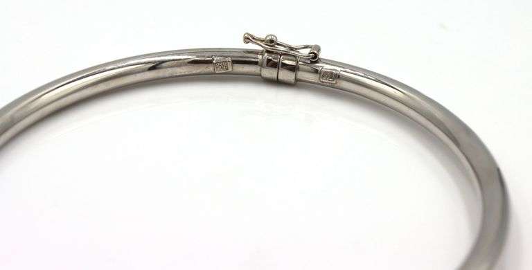 Easy to Wear 14K WG Hinged Bangle Bracelet