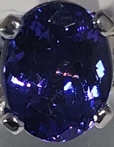 Magnificent 3.4 ctw oval shape Tanzanite
