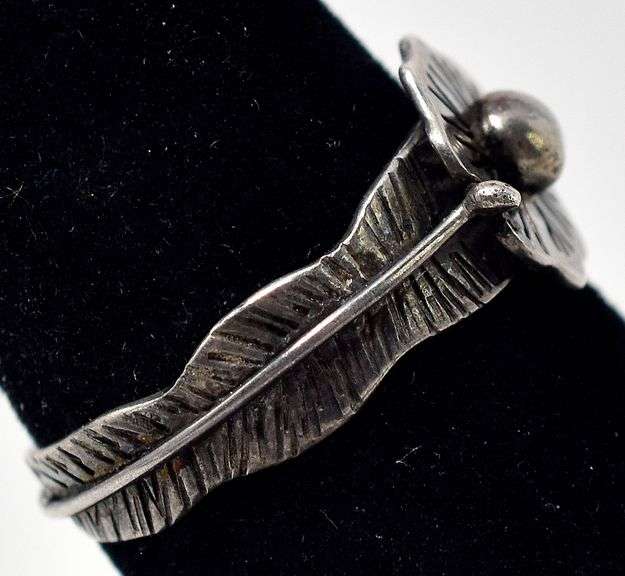 Flower Ring with Leaf Designed Band in Sterling Silver