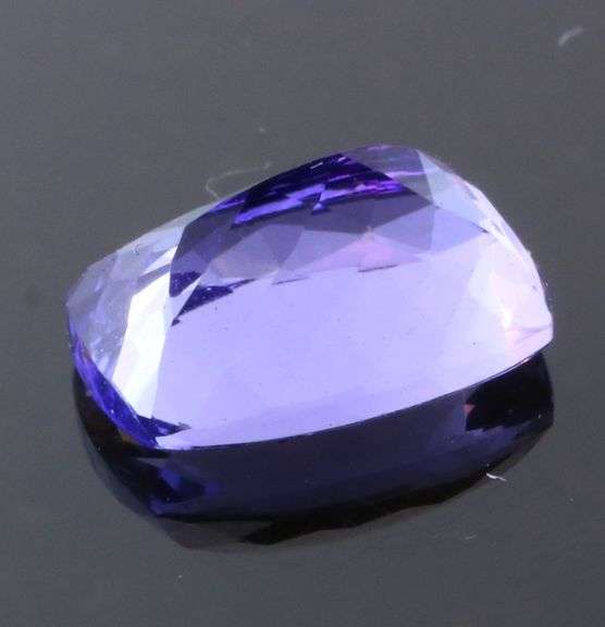 Heavy color shifting! 2.40ct blue violet Tanzanite!
