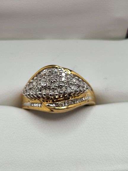 Absolutely gorgeous 14k yellow gold and diamond cluster ring