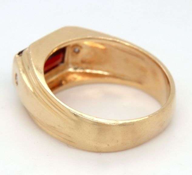 Tasteful Man's 14zk yg Ring with Rectangular Garnet