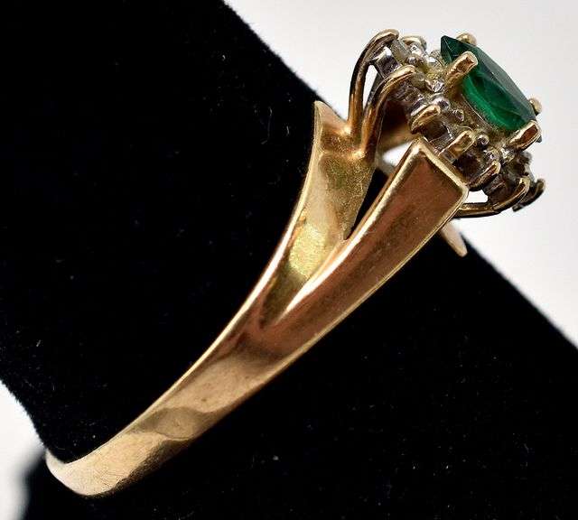 Beautiful 10K Yellow Gold Emerald Gemstone and Diamond Ring