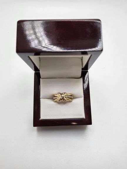 Beatiful designed 14K yellow gold with diamond ring. Size 6.5, 4.5gr