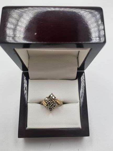Absolutely gorgeous 14k yellow gold and diamond cluster ring